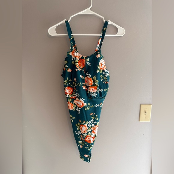 Cupshe Womens One Piece Swimsuit SZ XL Green Floral Scalloped Criss Cross Back - Picture 1 of 12